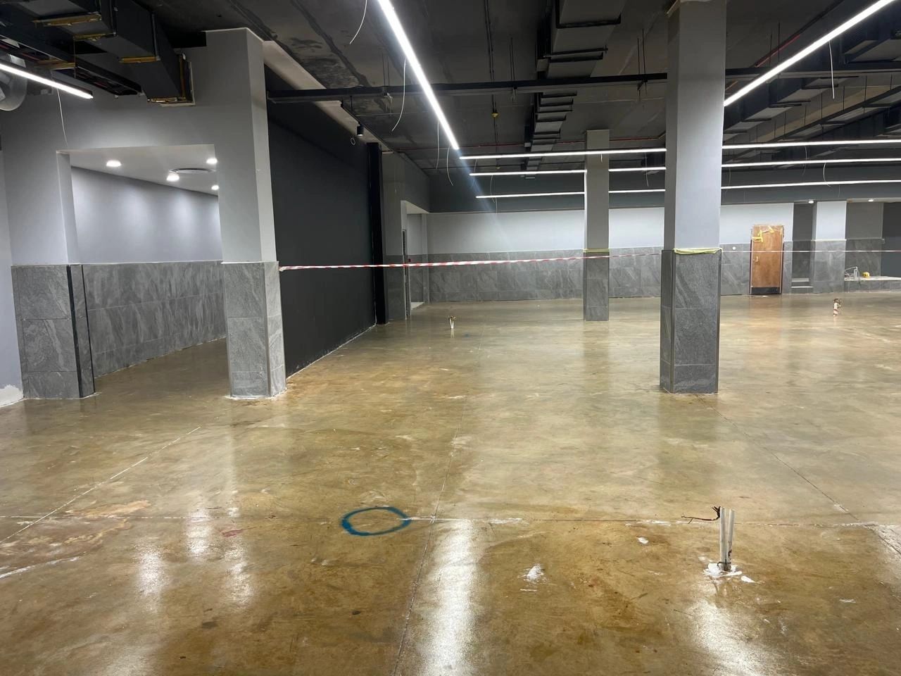 A huge commercial shell with polished screed, ready for vinyl